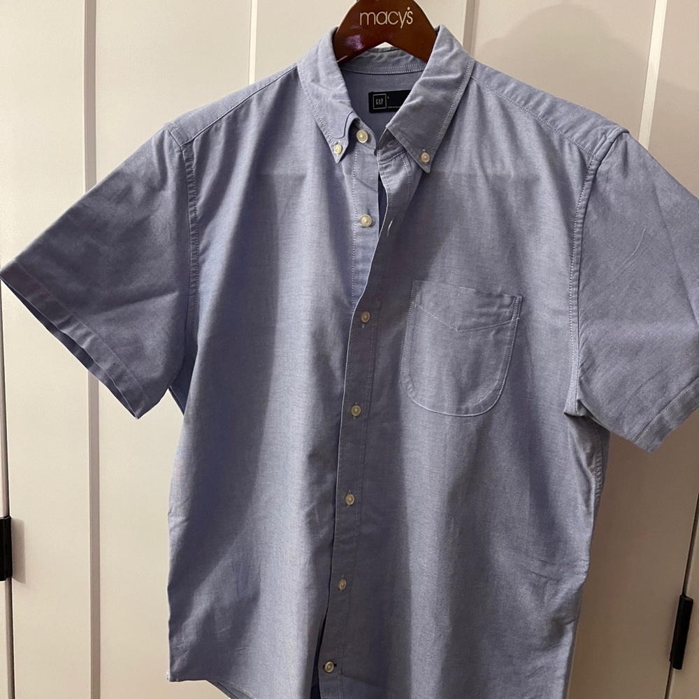 Gap: short sleeve button down shirt